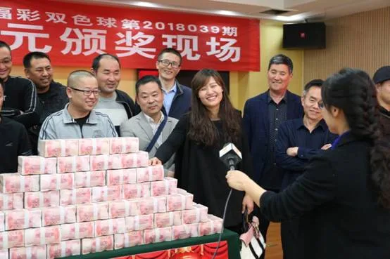 892万百元大钞现金墙！山东得主露脸领现金