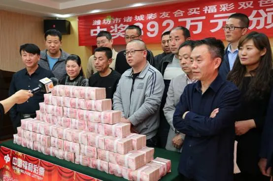 892万百元大钞现金墙！山东得主露脸领现金