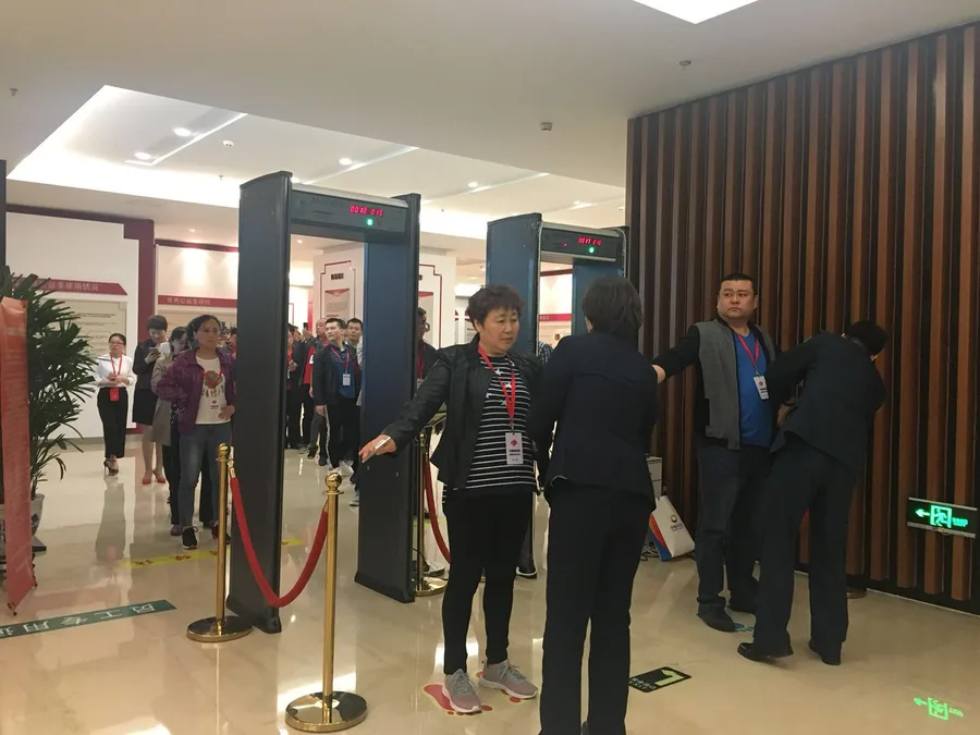 彩民参观双色球开奖 现场亲手触摸摇奖球