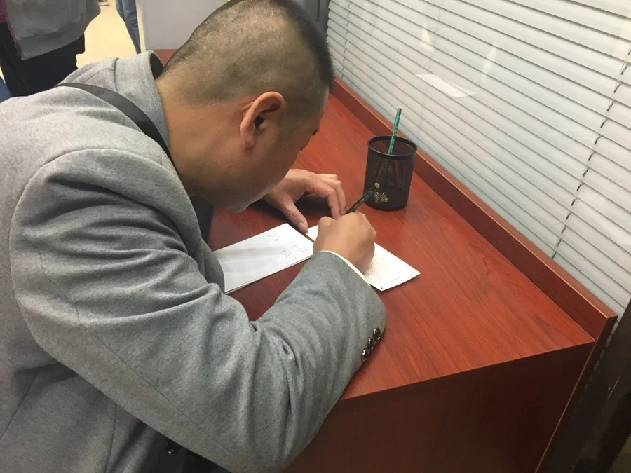 彩民参观双色球开奖 现场亲手触摸摇奖球