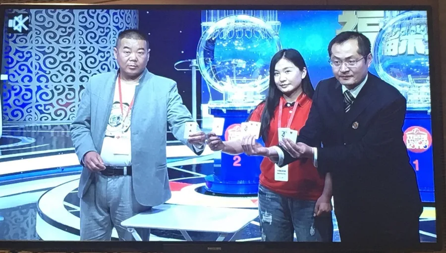 彩民参观双色球开奖 现场亲手触摸摇奖球
