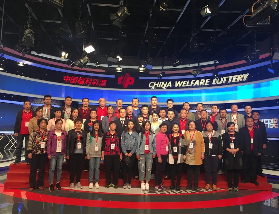 彩民参观双色球开奖 现场亲手触摸摇奖球