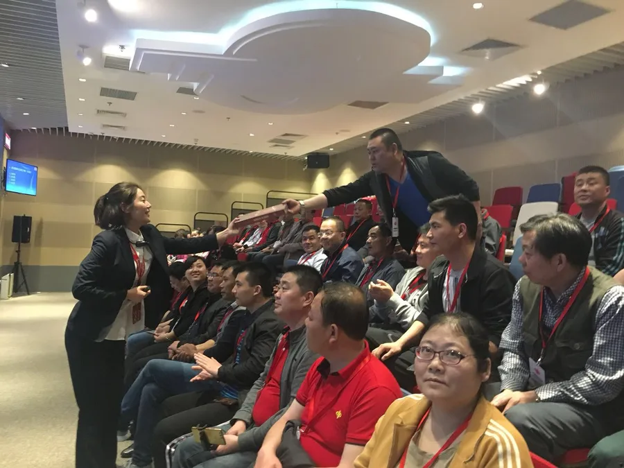 彩民参观双色球开奖 现场亲手触摸摇奖球
