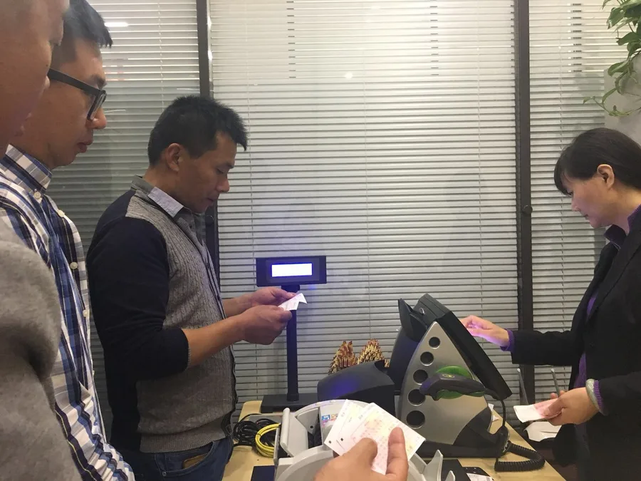 彩民参观双色球开奖 现场亲手触摸摇奖球