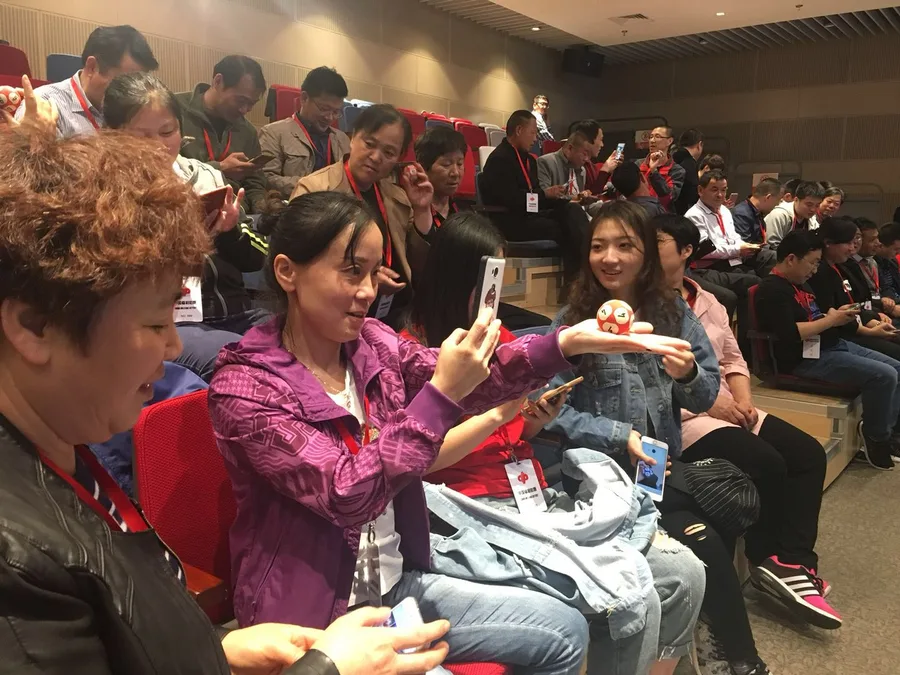 彩民参观双色球开奖 现场亲手触摸摇奖球