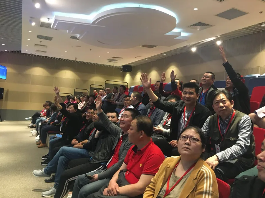 彩民参观双色球开奖 现场亲手触摸摇奖球