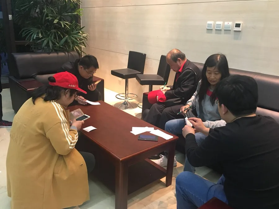 彩民参观双色球开奖 现场亲手触摸摇奖球