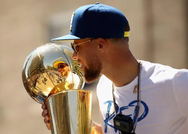 如何给自己的三冠排名？ 库里：按年份先后