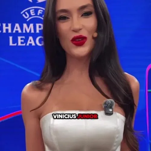 欧冠主持人伊娃·穆拉蒂身着象牙色连衣裙，在拜仁马德里分析环节惊艳亮相。