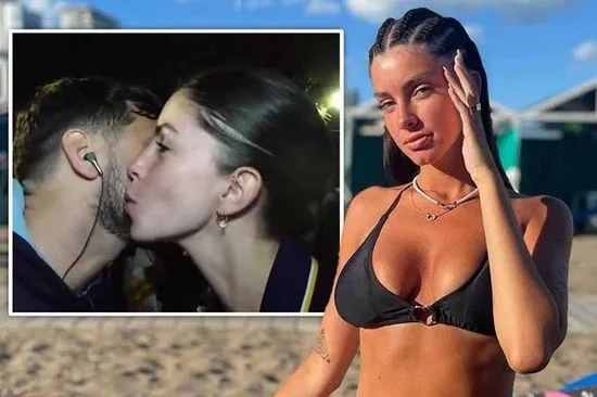 足球记者在赛前直播中亲吻一位美艳女粉丝，画面瞬间变得浪漫起来。