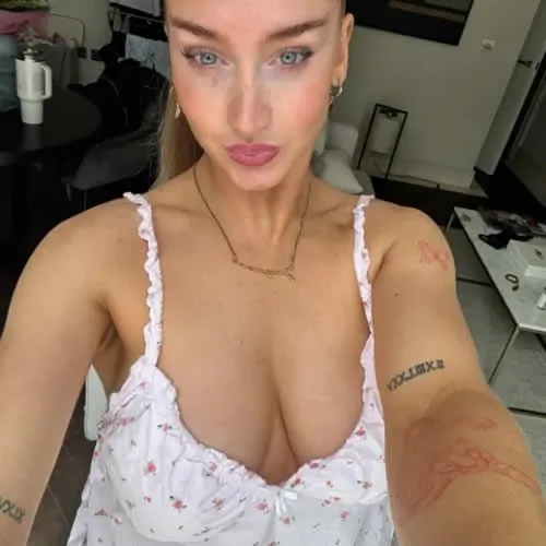 曼联传奇球星保罗·斯科尔斯的女儿艾丽西亚在参加篮网球比赛前，身穿运动服分享了一段化妆教程视频。