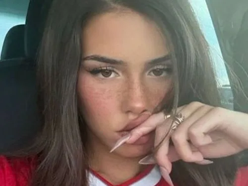 TikTok网红Leah Halton身穿利物浦球衣走红网络