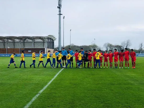 (与Stade Briochin U13队进行友谊赛)
