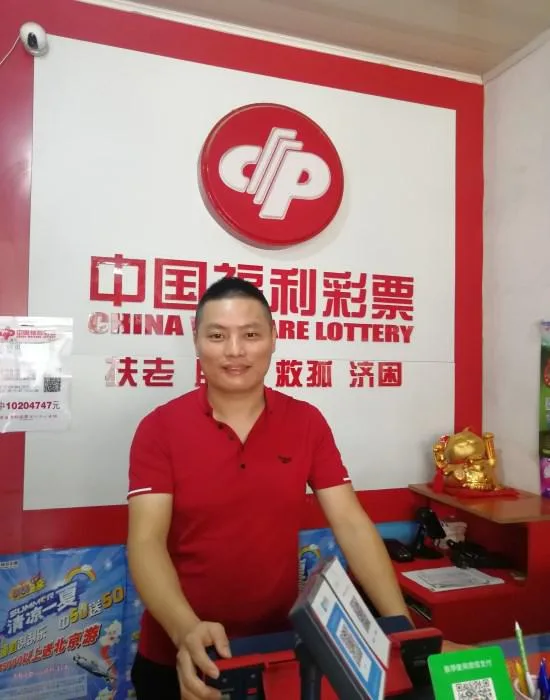 11月16日见报照片1_副本.jpg 千万巨奖彩票完璧归赵 诚信彩票店主获赞