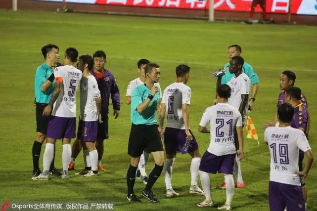 中甲又现乱象!不满点球判罚 黑龙江集体离场抗议