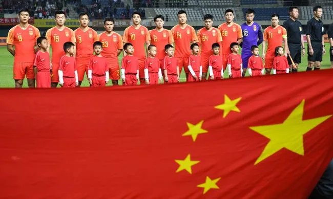 12月14日,在广东珠海进行的2019年中国足协中国之队“世奥杯”珠海国际足球锦标赛中,中国U22队以3比0战胜马里U22队。中国U22队首发球员在赛前。新华社记者邓华摄