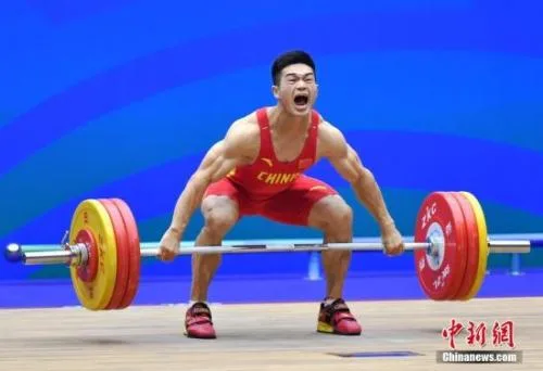 资料图:25岁的石智勇是中国举重队的当家明星之一。