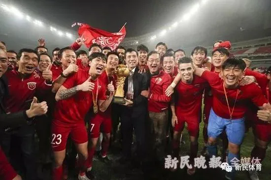 陈戌源和上港一起庆祝夺得中超冠军 资料图 新民晚报记者 李铭珅 摄
