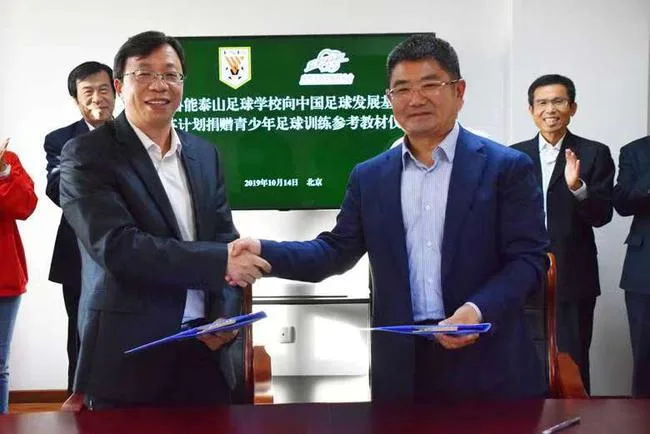 马拴友(左)与刘宝玉(右)代表双方进行捐赠签约