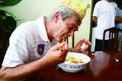桑特拉奇在中国执教时吃生日面