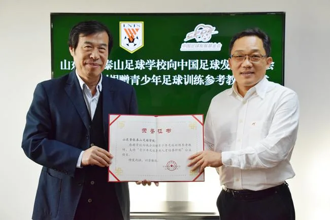 董鑫萍(左)代表基金会向谭朝晖(右)颁发荣誉证书