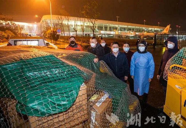 卓尔紧急采购1万件防护服抵达武汉