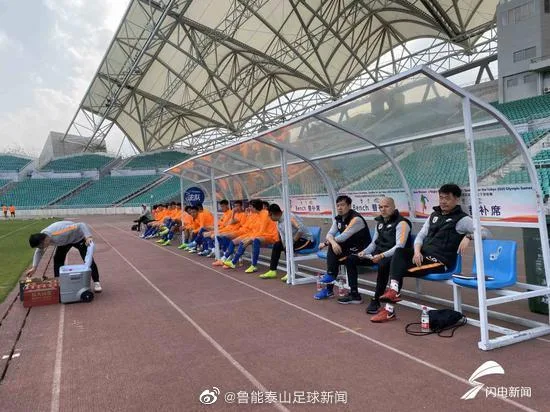 光头的马克很亮眼