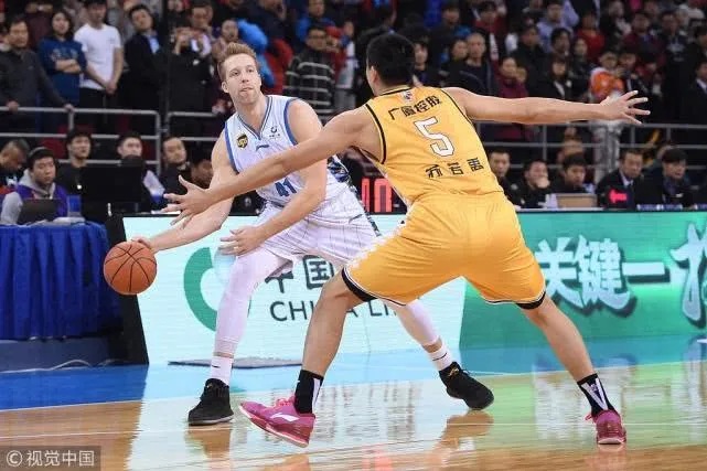 CBA-北京22分狂胜广厦 汉密尔顿11中11携五人上双