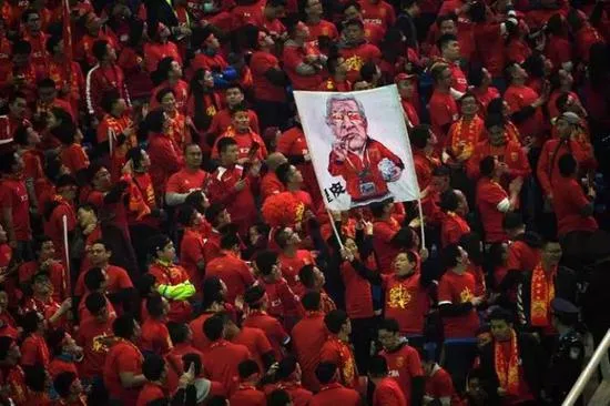 2017年3月23日,中国队球迷在长沙贺龙体育中心足球场进行的2018年世界杯亚洲区预选赛12强赛对阵韩国队的比赛中展示国足主帅里皮的漫画。新华社记者李尕摄