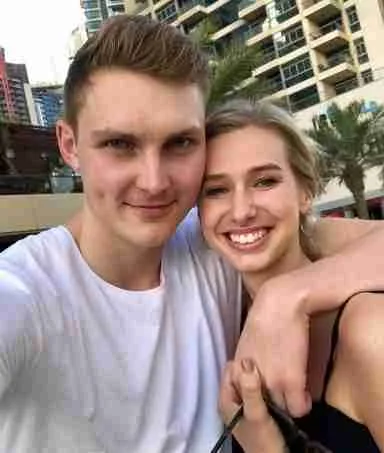 安赛龙于社媒宣布女友娜塔利娅怀孕,2人将在今年秋天迎来女宝宝。