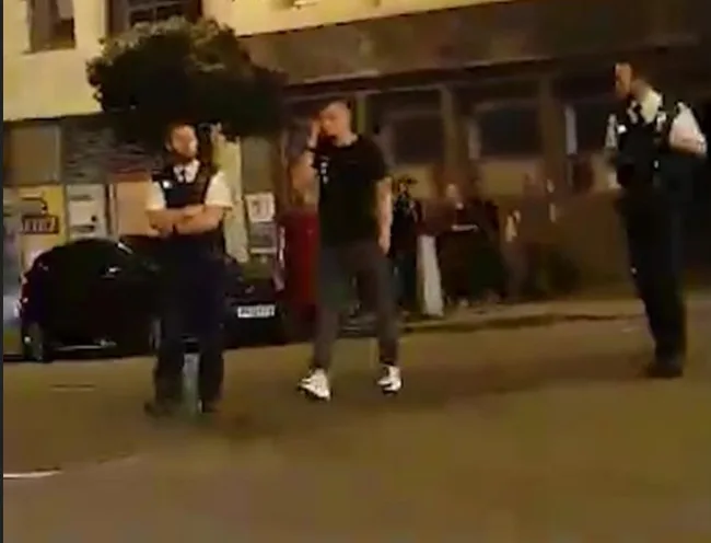 警察带巴克利去取钱
