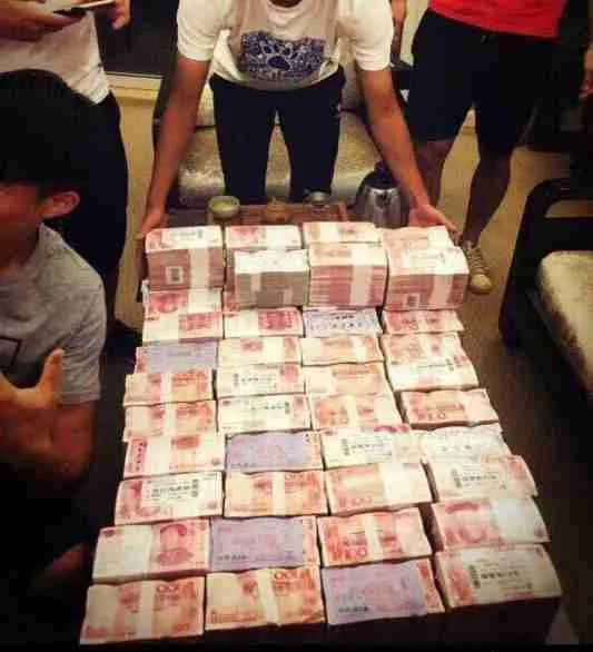  图说：2017年10月底，广东华南虎冲甲成功，现场发放了百万现金作为冲甲奖金，这几张照片火到了外网，成了中国足球土豪的标志性照片素材。当初号称“中乙的广州恒大”俱乐部，如今因欠薪和转让问题无法解决，终结历史。