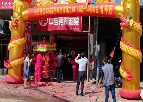 11月16日见报照片2_副本.jpg 千万巨奖彩票完璧归赵 诚信彩票店主获赞