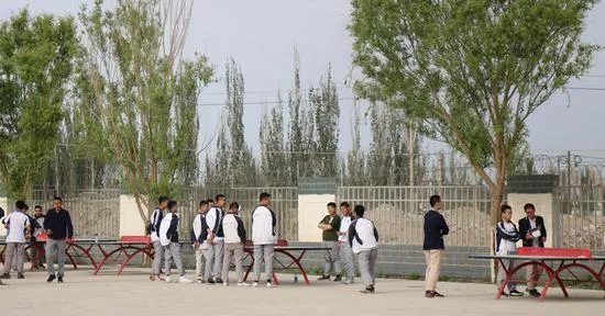 在随机询问几位同学后,他们均表示不喜欢足球。