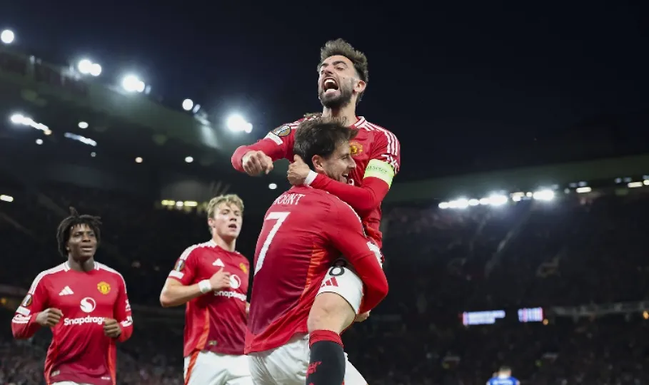 Red Devils Reloaded: Old Trafford Ready for Another Celebration 🔥🔴