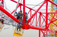 “身高”385米输电铁塔江苏封顶 为世界输电铁塔界“高个”