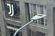 你们是来找茬的吗????尤文官方商店门前站着一群“奥斯梅恩”