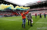 英超资讯：英超闹剧告终！曼联球迷暴力冲入球场举行抗议，官方宣布双红会被迫延期