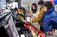 海南离岛免税火热新春渐成新年俗 游客市民各得其乐