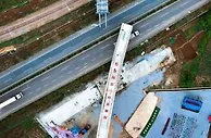 全国首座跨铁路公路双转体曲线铁路桥梁转体成功