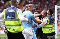 「英超」曼城小胜谢菲联，哈兰德屡失破门良机仍受拳王追捧
