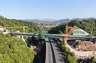 龙龙铁路关山亭跨厦蓉高速大桥贯通