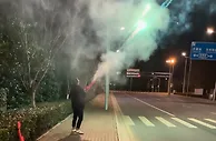 足球资讯：中国女足夺冠后：球迷烟花炮轰男足隔离酒店3分钟 大呼起床了！