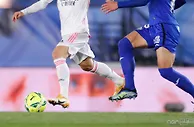 足球资讯：一场2-0让西甲冠军悬念又起！皇马仅落后马竞5分，齐达内怒摔毛巾