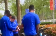 大个头配小车，武汉三镇五外援在青岛街头骑单车溜达