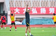 足球报：国足精神面貌值得期待，国青的表现会对国脚形成积极影响