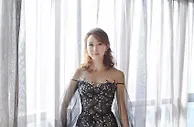 身材真“有料”！45岁胡静长得真漂亮，女人味十足！