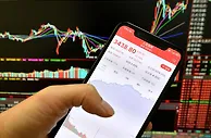 中国A股周一大涨 沪指涨逾2%重返3400点