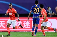足球赛报：10人恒大2-1苏宁重返榜首 张琳芃染红顾超送礼暴力鸟绝杀