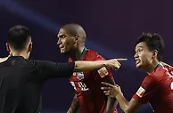 足球赛报：中超积分榜乱了！大连人爆冷踢平第2名，富力3-1，建业降级压力大
